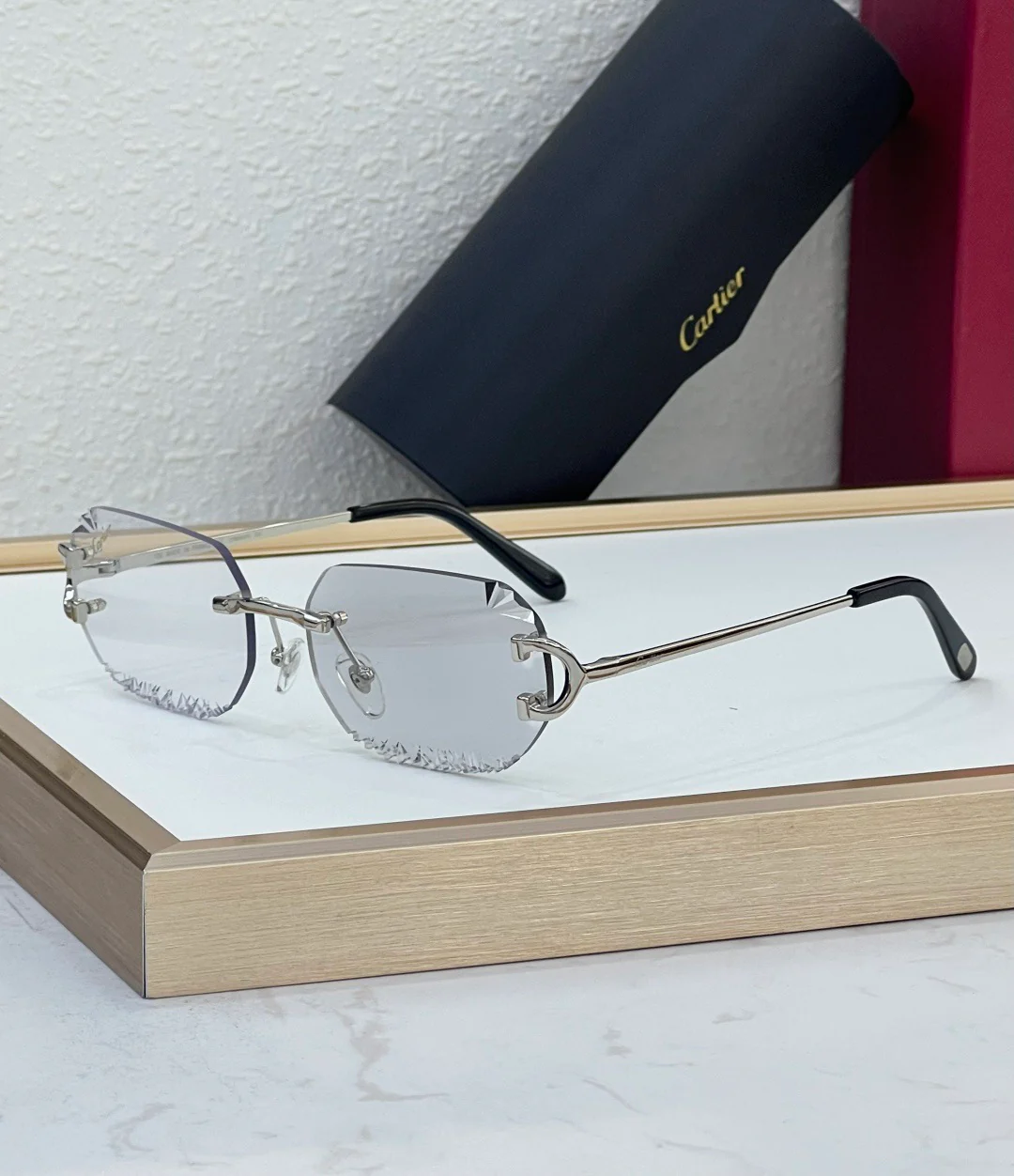new series of cut lens sunglasses can change color under ultraviolet light new series of cut lens sunglasses can change color under ultraviolet light