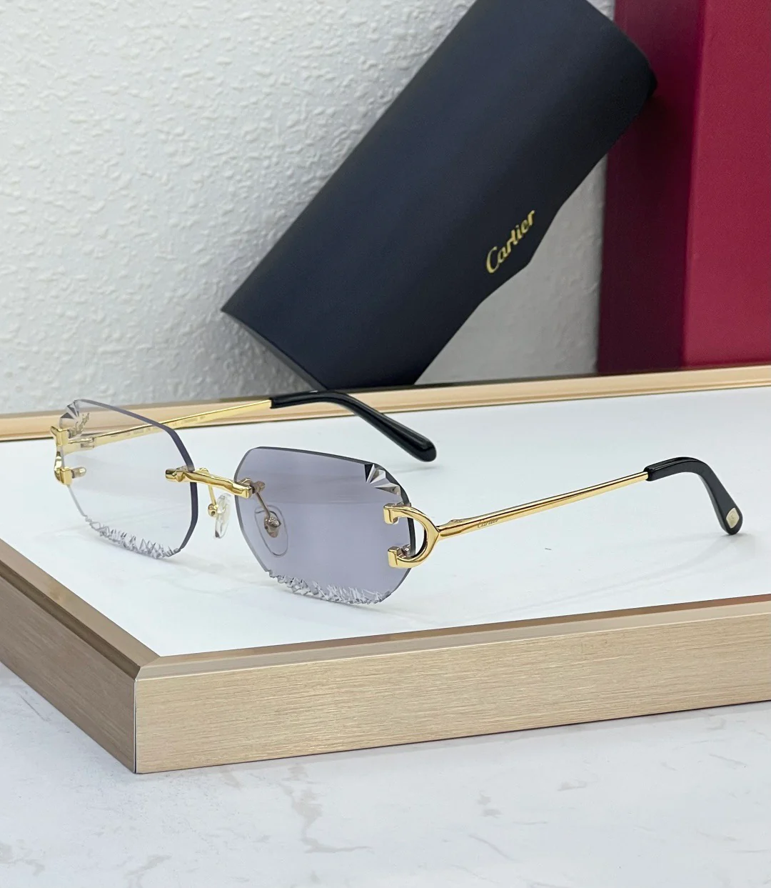 new series of cut lens sunglasses can change color under ultraviolet light new series of cut lens sunglasses can change color under ultraviolet light