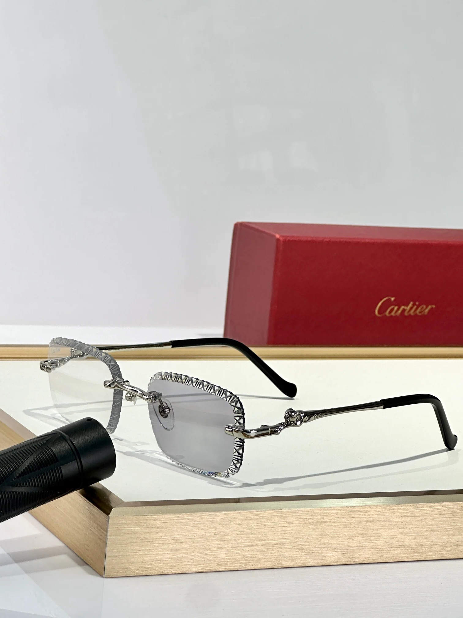 diamond cut glasses that change color when exposed to ultraviolet light diamond cut glasses that change color when exposed to ultraviolet light