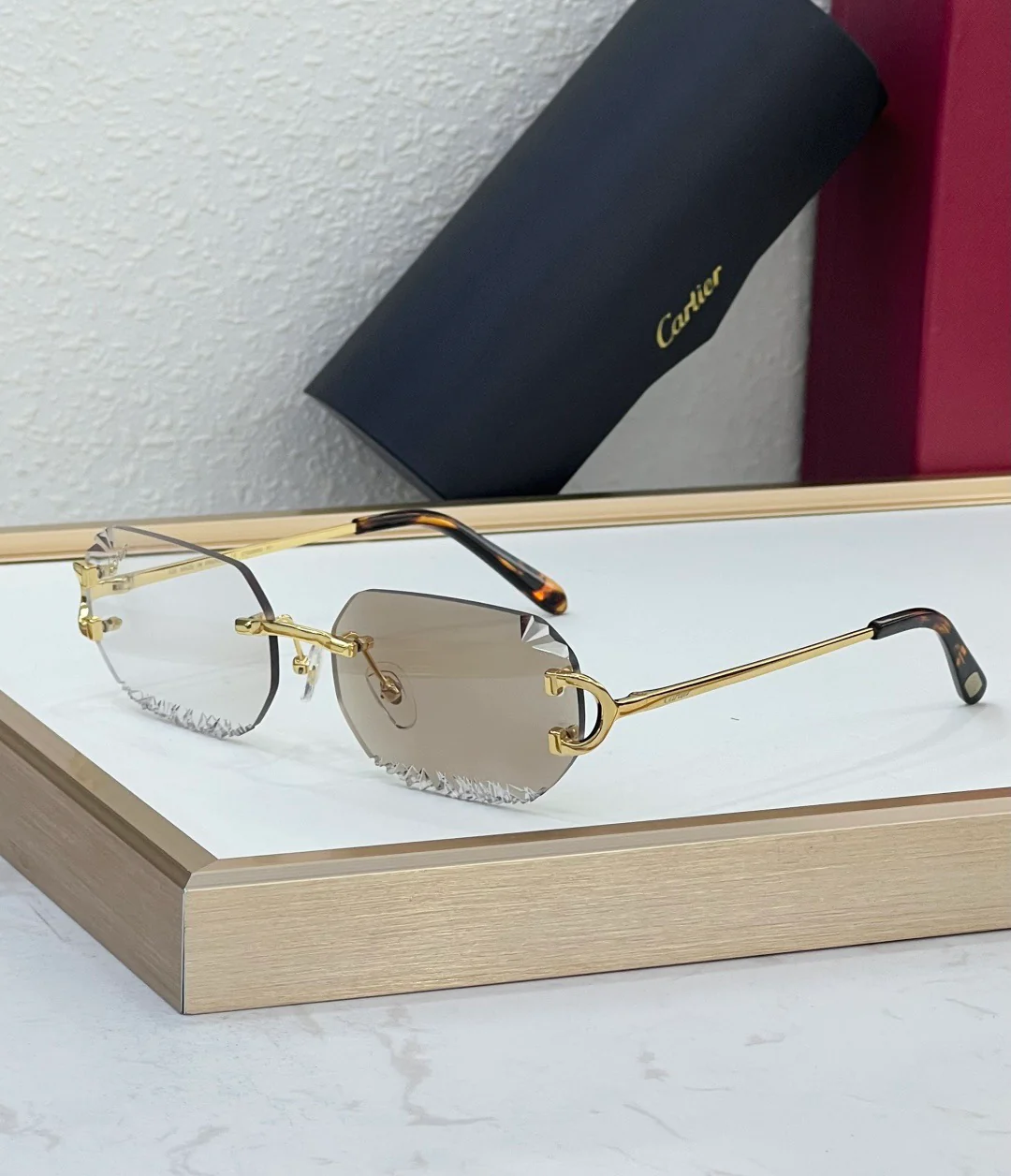 new series of cut lens sunglasses can change color under ultraviolet light new series of cut lens sunglasses can change color under ultraviolet light